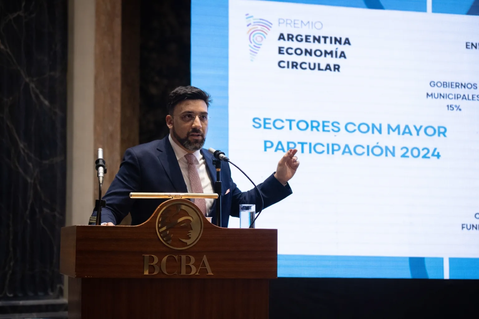 Sesión de formación profesional ante una audiencia internacional