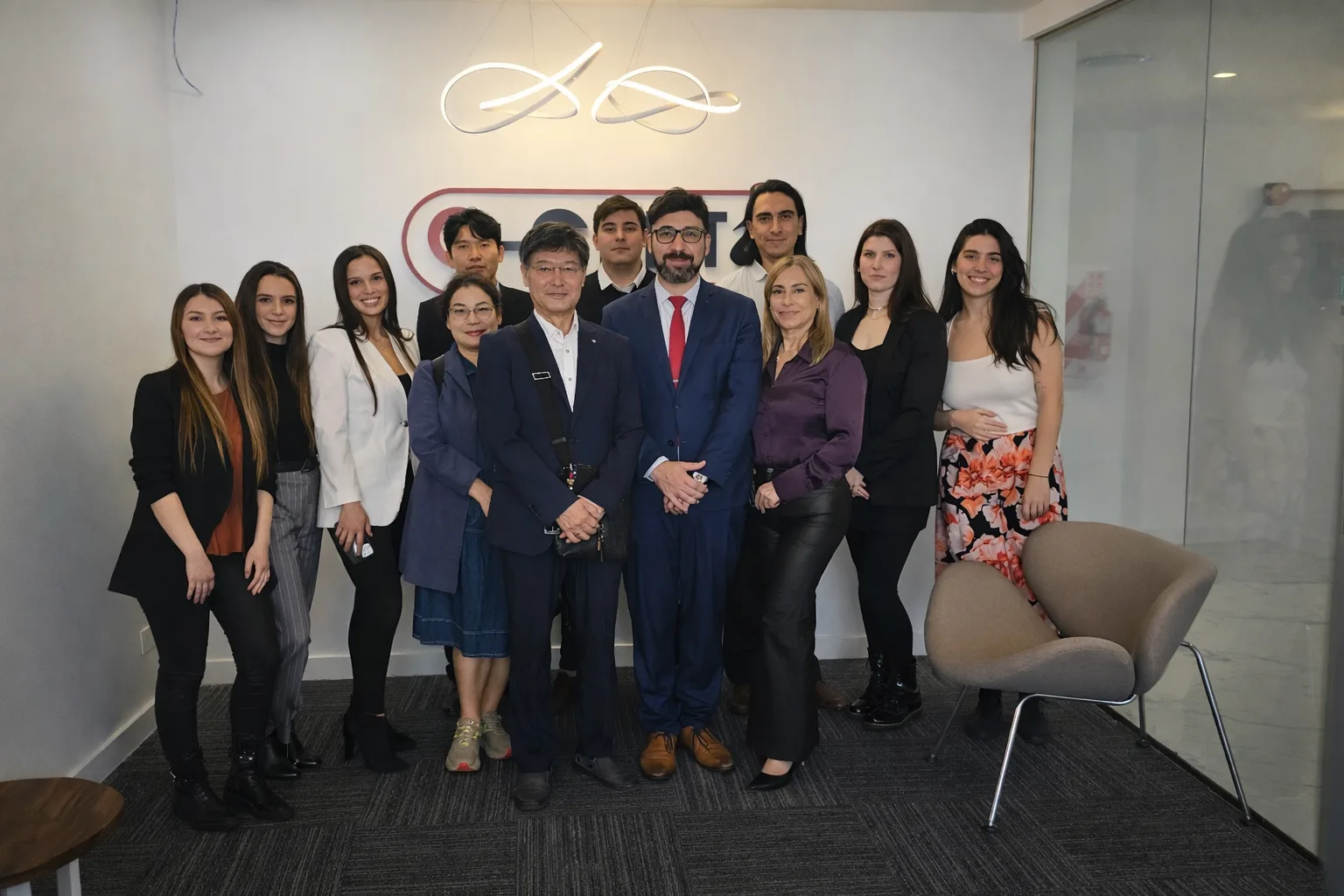 El equipo de G-CERTI y la delegación de la casa matriz en la oficina
