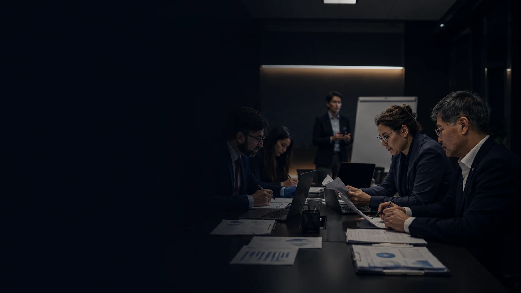 Auditor revisando documentación durante una práctica académica de auditoría