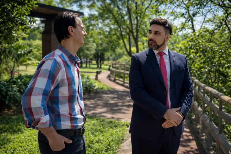 Diálogo de auditoría entre dos profesionales al aire libre
