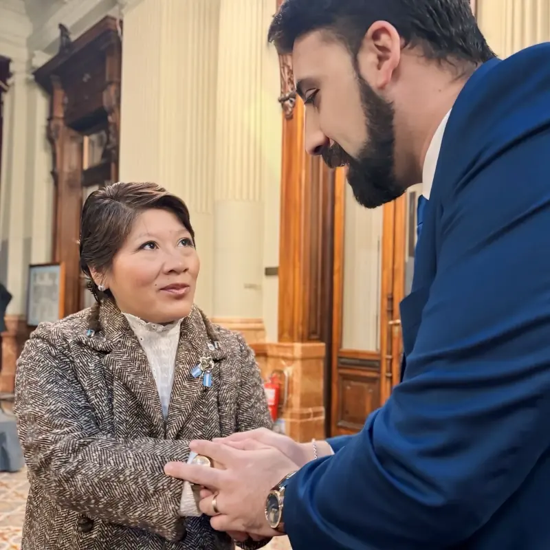 Saludo cercano con una clienta durante una visita institucional