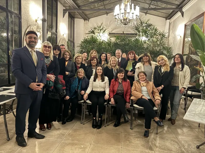 Encuentro de la comunidad profesional en un salón vidriado