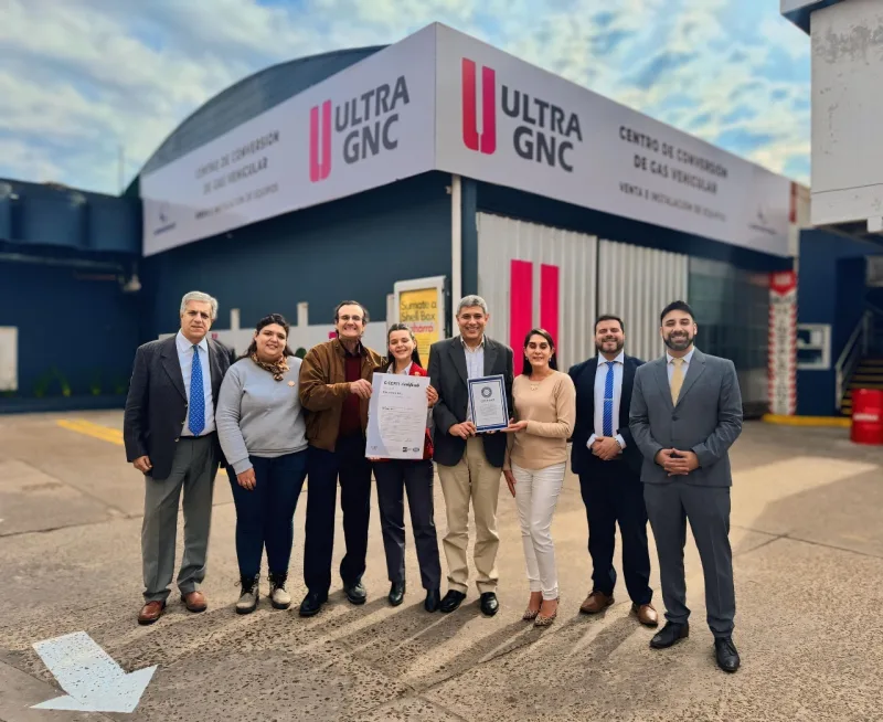 Equipo de una estación de GNC frente a sus instalaciones tras recibir el certificado